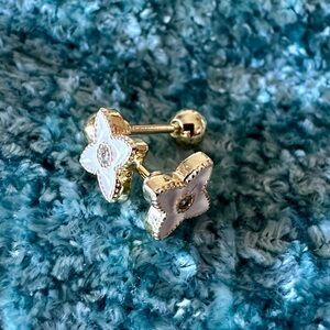 Four Clover Cream Flower Post Earrings